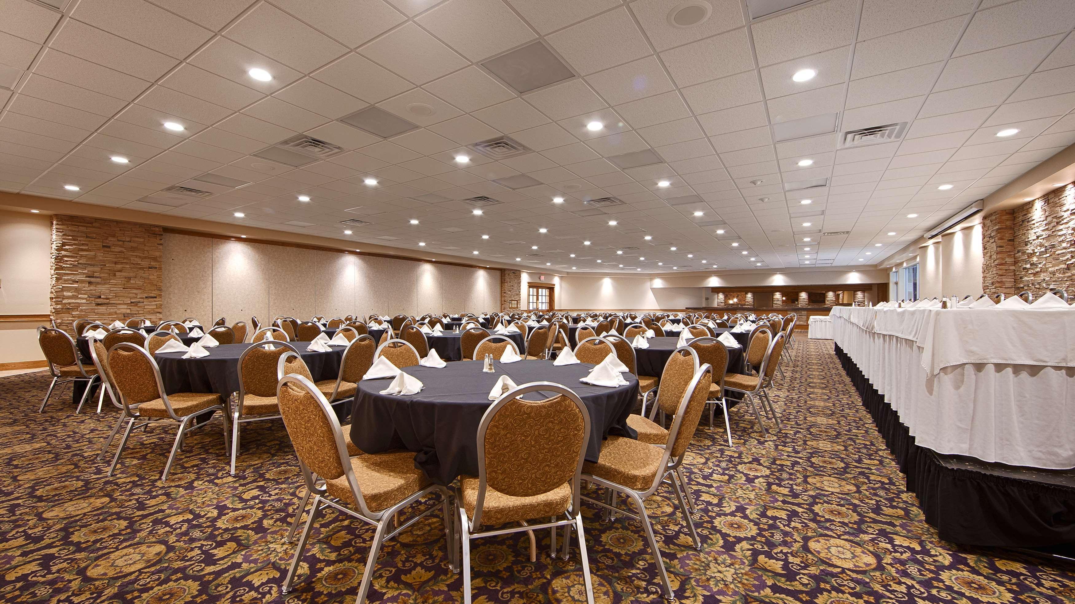 Crossroads Hotel & Event Center Fort Dodge Exterior photo