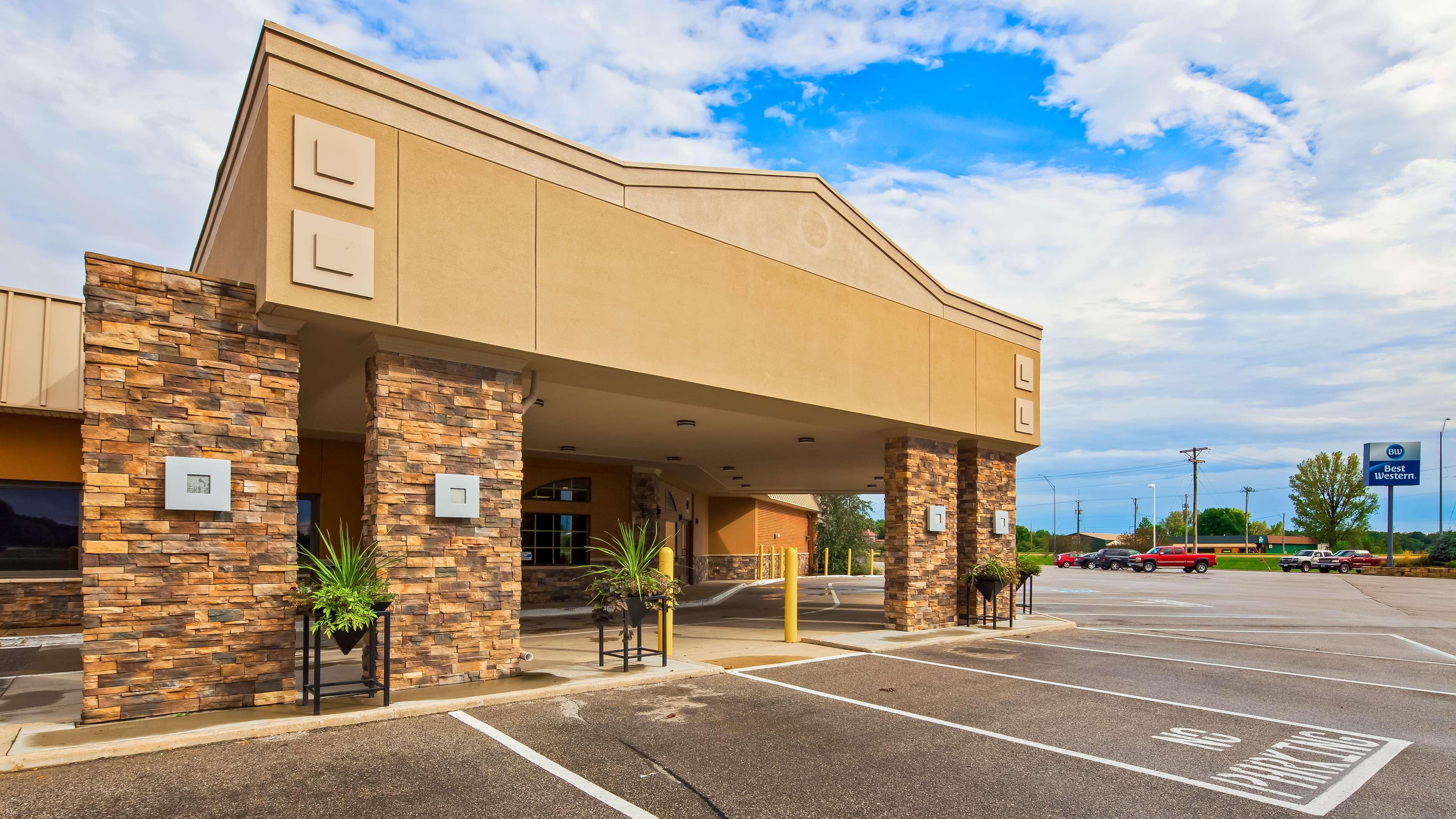 Crossroads Hotel & Event Center Fort Dodge Exterior photo